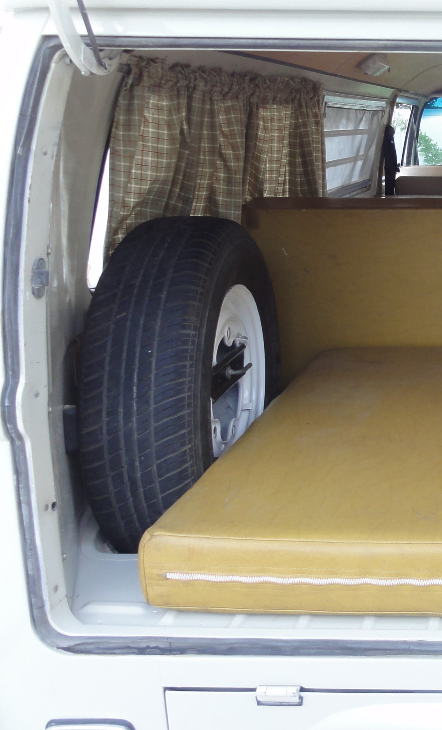 Spare Wheel Mounting Kit.