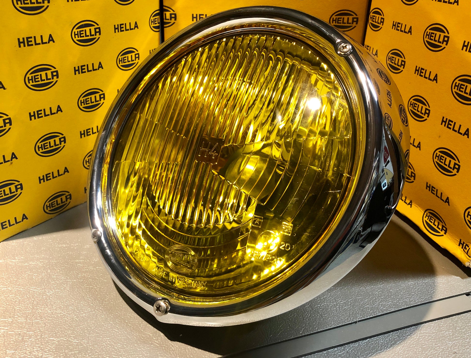 Hella Highway Hawk 12V Yellow Spotlight Single Pc : : Car &  Motorbike